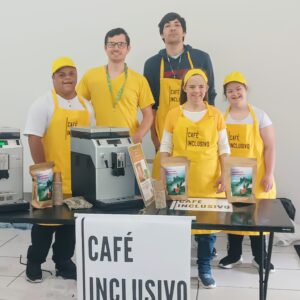Avental amarelo do Projeto Café Inclusivo
